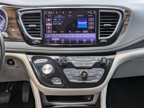 Used 2022 Chrysler Pacifica Limited w/ Uconnect Theater Family Group FWD image 20
