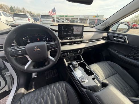 Used 2025 Mitsubishi Outlander SEL image 10