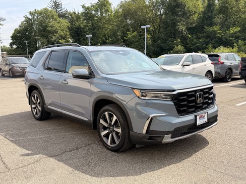 Used 2023 Honda Pilot Touring image 3