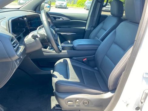 Certified 2025 Chevrolet Traverse LT FWD image 18