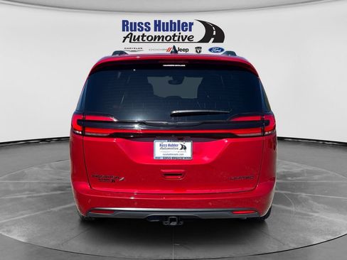 Used 2025 Chrysler Pacifica Limited w/ Trailer Tow Group FWD image 4