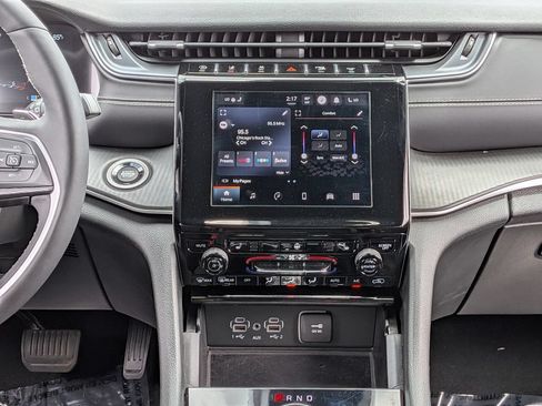 Used 2023 Jeep Grand Cherokee Altitude AWD/4WD image 3