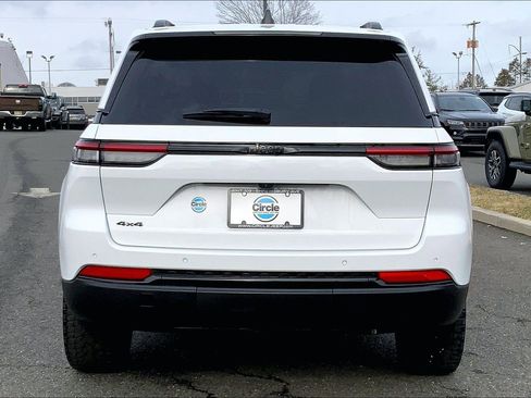 Used 2023 Jeep Grand Cherokee Altitude image 4