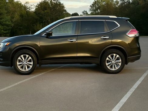 Used 2015 Nissan Rogue SV image 2