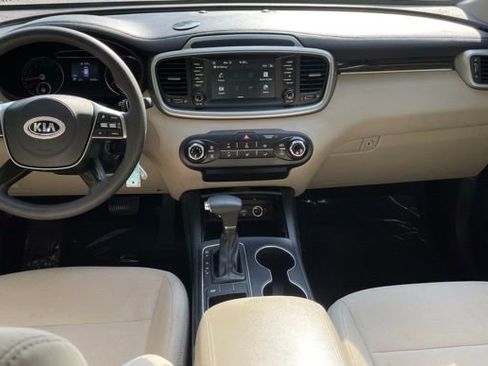 Used 2019 Kia Sorento LX image 16