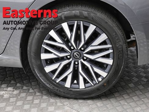 Used 2025 Nissan Altima 2.5 SV FWD image 8