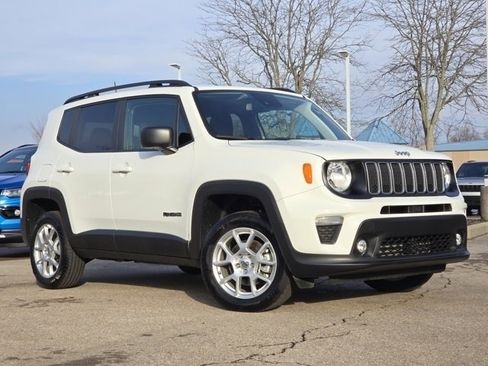 Used 2023 Jeep Renegade Latitude w/ Premium Group image 2