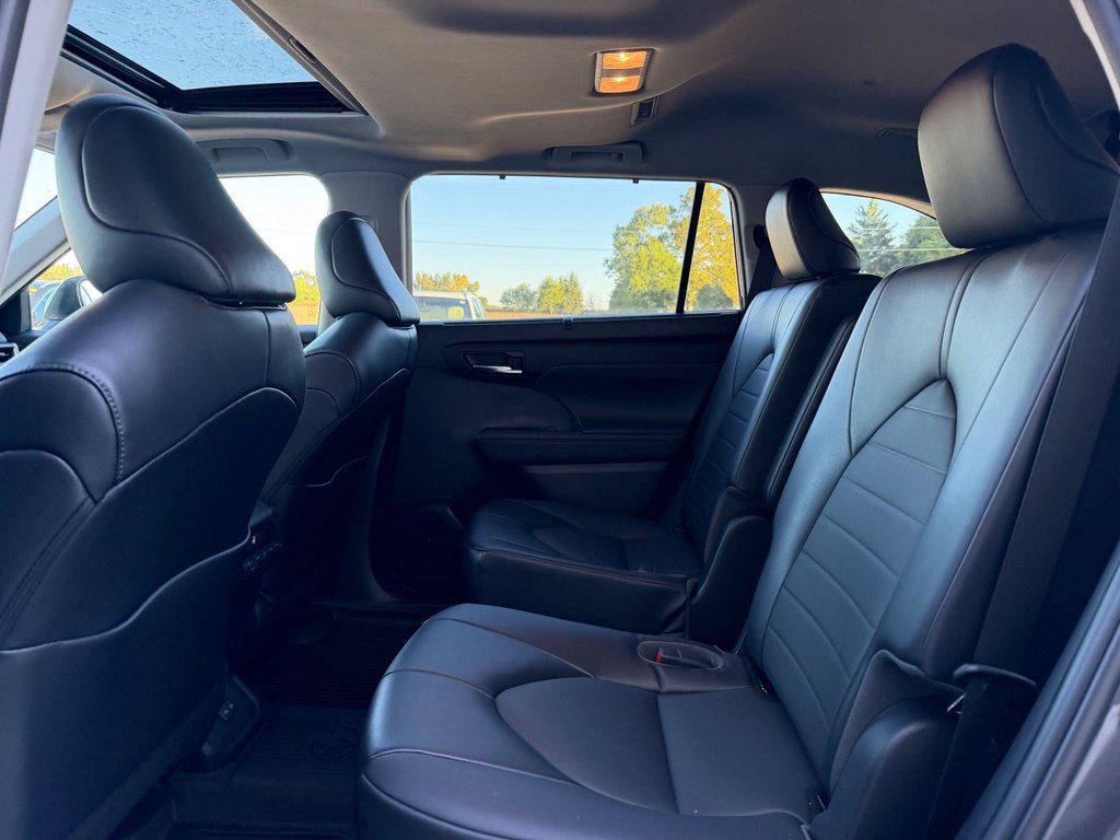 Used 2022 Toyota Highlander XLE AWD/4WD image 18