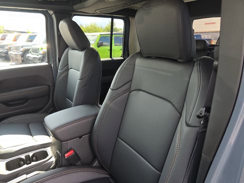 New 2025 Jeep Gladiator Sport w/ Premium Package image 15