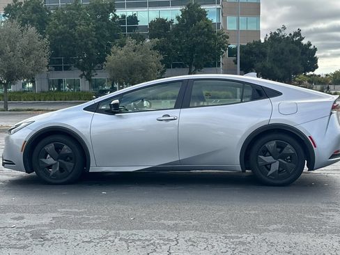 Used 2023 Toyota Prius LE FWD image 7