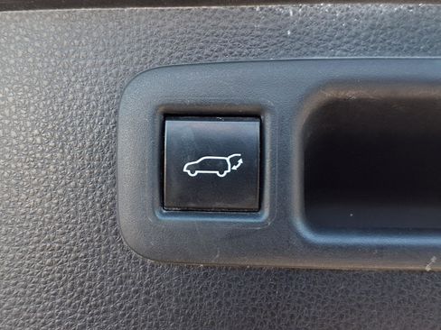 Used 2021 Toyota Highlander XLE AWD/4WD image 28