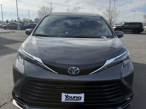 Used 2025 Toyota Sienna XLE image 3