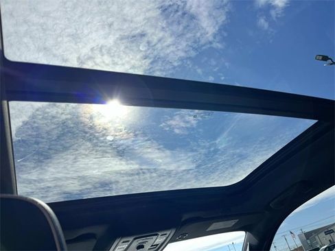 Used 2023 GMC Yukon XL SLT image 14