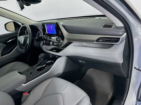 Certified 2024 Toyota Highlander XLE image 29