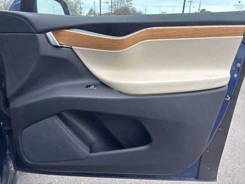 Used 2018 Tesla Model X 75D image 11