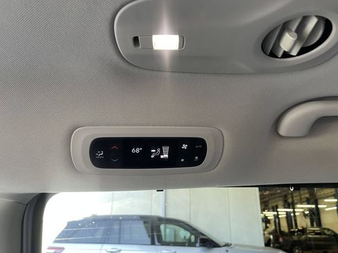 Used 2023 Chrysler Pacifica Touring-L FWD image 20