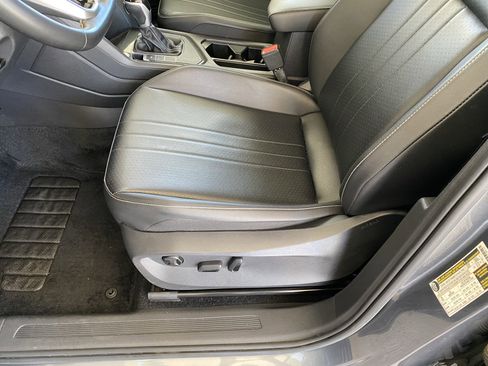 Certified 2022 Volkswagen Tiguan SE FWD image 12