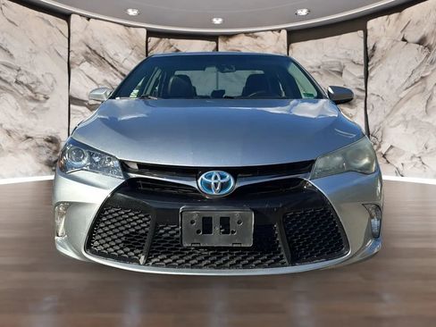 Used 2015 Toyota Camry SE w/ Moonroof Package image 2