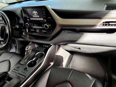 Certified 2021 Toyota Highlander XLE image 25