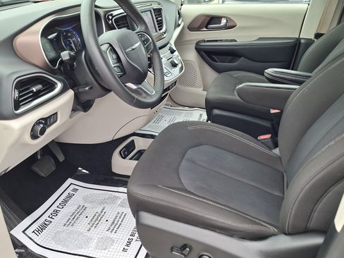 Used 2023 Chrysler Voyager LX FWD image 9
