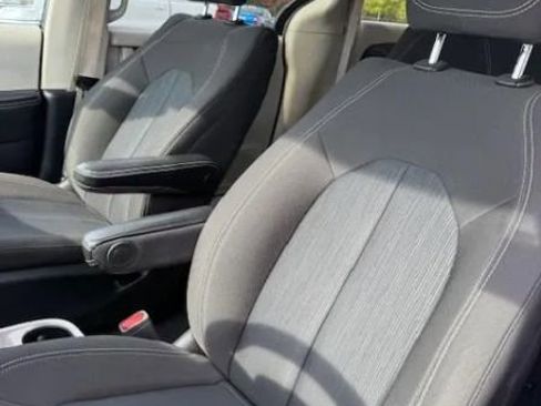 Used 2020 Chrysler Voyager L image 14
