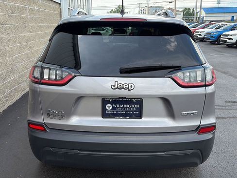 Used 2019 Jeep Cherokee Latitude w/ Cold Weather Group AWD/4WD image 40