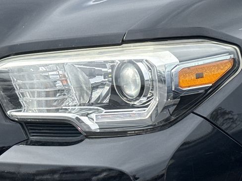 Used 2016 Toyota Tacoma TRD Sport w/ Towing Package image 6