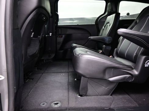 Used 2025 Chrysler Pacifica Select FWD image 11