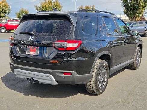 Used 2025 Honda Pilot TrailSport image 4