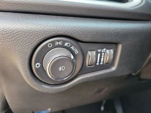 Used 2025 Chrysler Pacifica Select FWD image 32