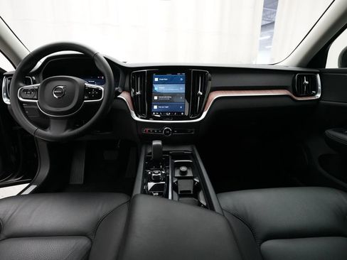 Used 2025 Volvo V60 B5 Cross Country Plus image 5