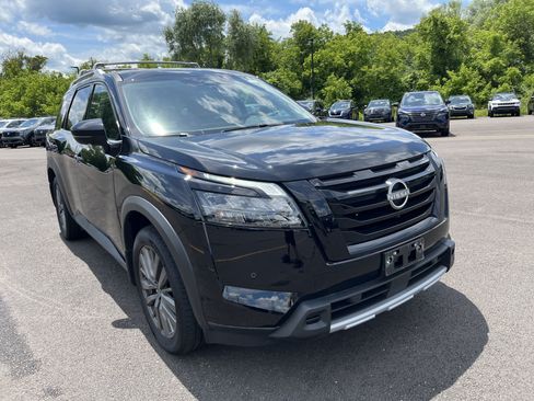 Used 2025 Nissan Pathfinder SL w/ SL Premium Package AWD/4WD image 6