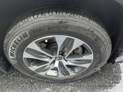 Certified 2023 Toyota Highlander XLE image 9