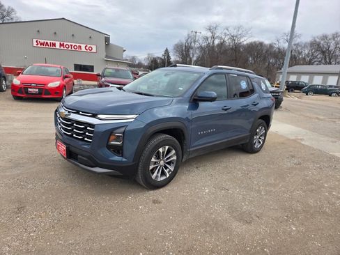 Used 2025 Chevrolet Equinox LT w/ Convenience Package II image 2