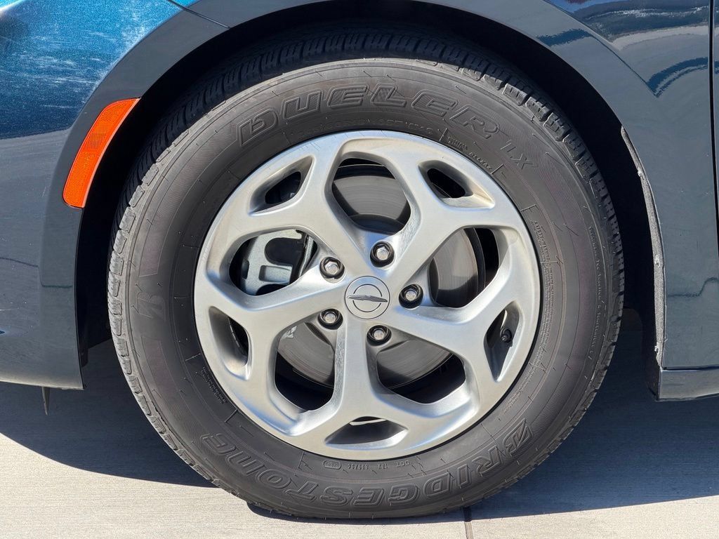 Used 2024 Chrysler Pacifica Limited w/ Uconnect Theater Family Group FWD image 14