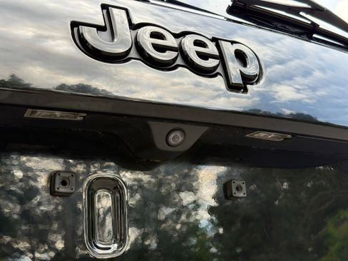 Used 2017 Jeep Grand Cherokee Altitude image 9