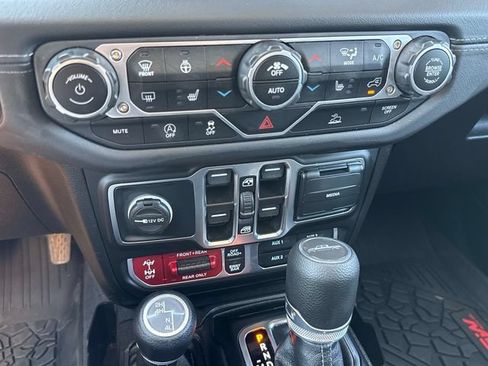 Used 2025 Jeep Gladiator Rubicon w/ Convenience Group AWD/4WD image 25
