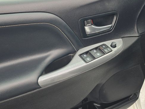 Used 2018 Toyota Sienna SE image 11