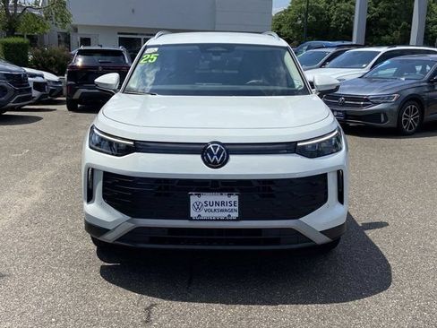Used 2025 Volkswagen Tiguan SE AWD/4WD image 2