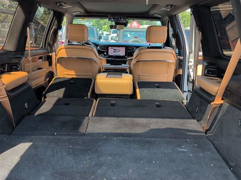 Used 2022 Jeep Grand Wagoneer Series III AWD/4WD image 19