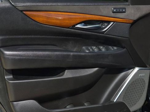 Used 2018 Cadillac Escalade Luxury RWD image 10