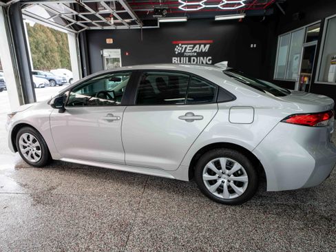 Used 2023 Toyota Corolla LE image 2