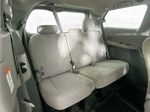 Used 2019 Toyota Sienna L image 25