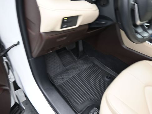 Used 2022 Toyota Highlander XLE AWD/4WD image 13