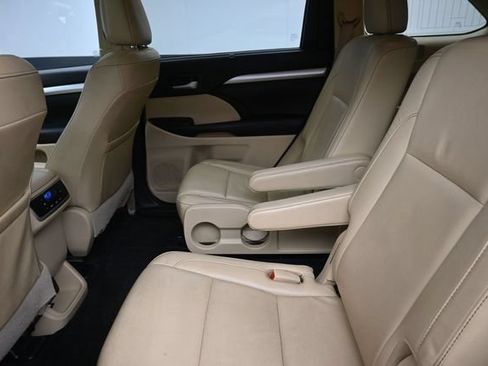 Used 2018 Toyota Highlander XLE FWD image 19