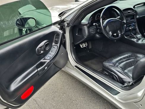 Used 2004 Chevrolet Corvette Coupe w/ Roof Package RWD image 19