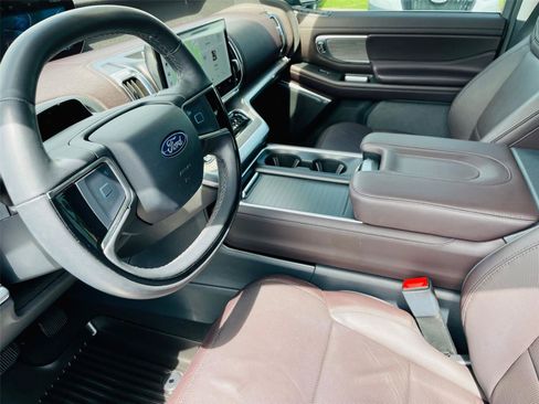 Used 2025 Ford Expedition Platinum w/ Platinum Ultimate Package AWD/4WD image 8
