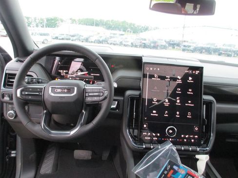 New 2026 GMC Yukon XL AT4 AWD/4WD image 16
