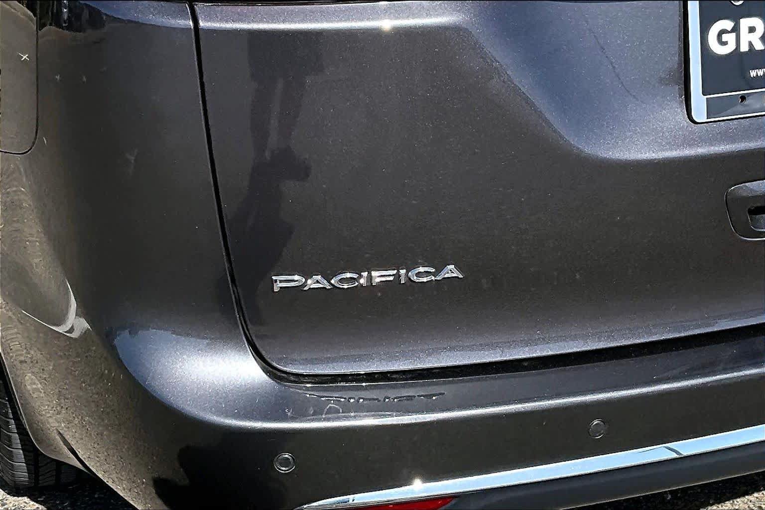 Used 2018 Chrysler Pacifica Touring-L FWD image 9
