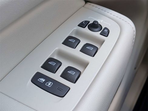 Certified 2023 Volvo XC60 B5 Ultimate w/ Climate Package image 25